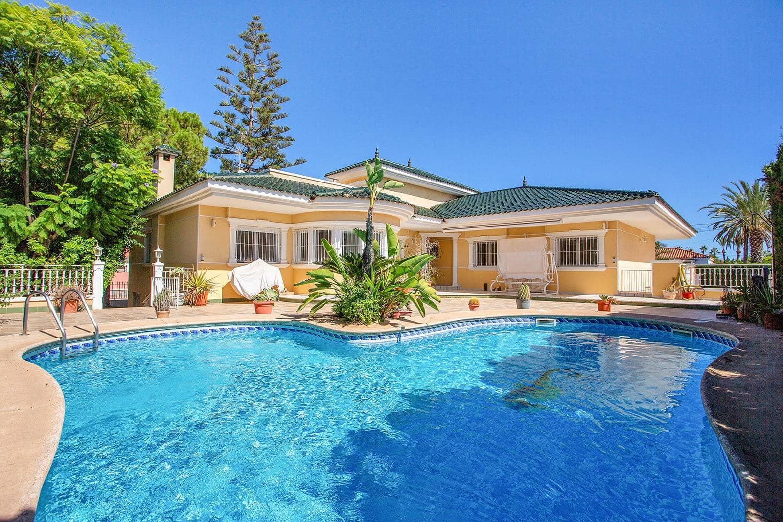 5 bedroom Villa for sale in Torrevieja with pool garage - € 780,000 (Ref: 8568491)