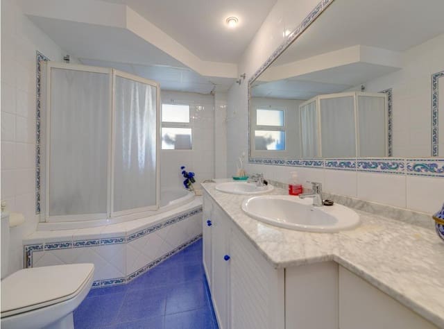 Chalet de 6 habitaciones en Dehesa de Campoamor, Orihuela en venta con piscina garaje - 725.000 € (Ref: 8577627)