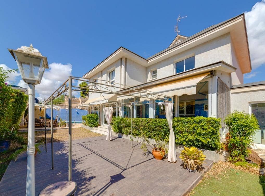 Chalet de 6 habitaciones en Campoamor en venta con piscina garaje - 725.000 € (Ref: 8577627)