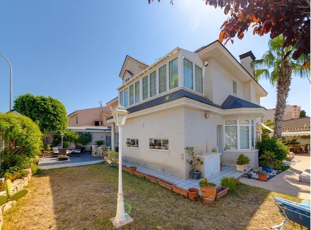 Chalet de 6 habitaciones en Dehesa de Campoamor, Orihuela en venta con piscina garaje - 725.000 € (Ref: 8577627)