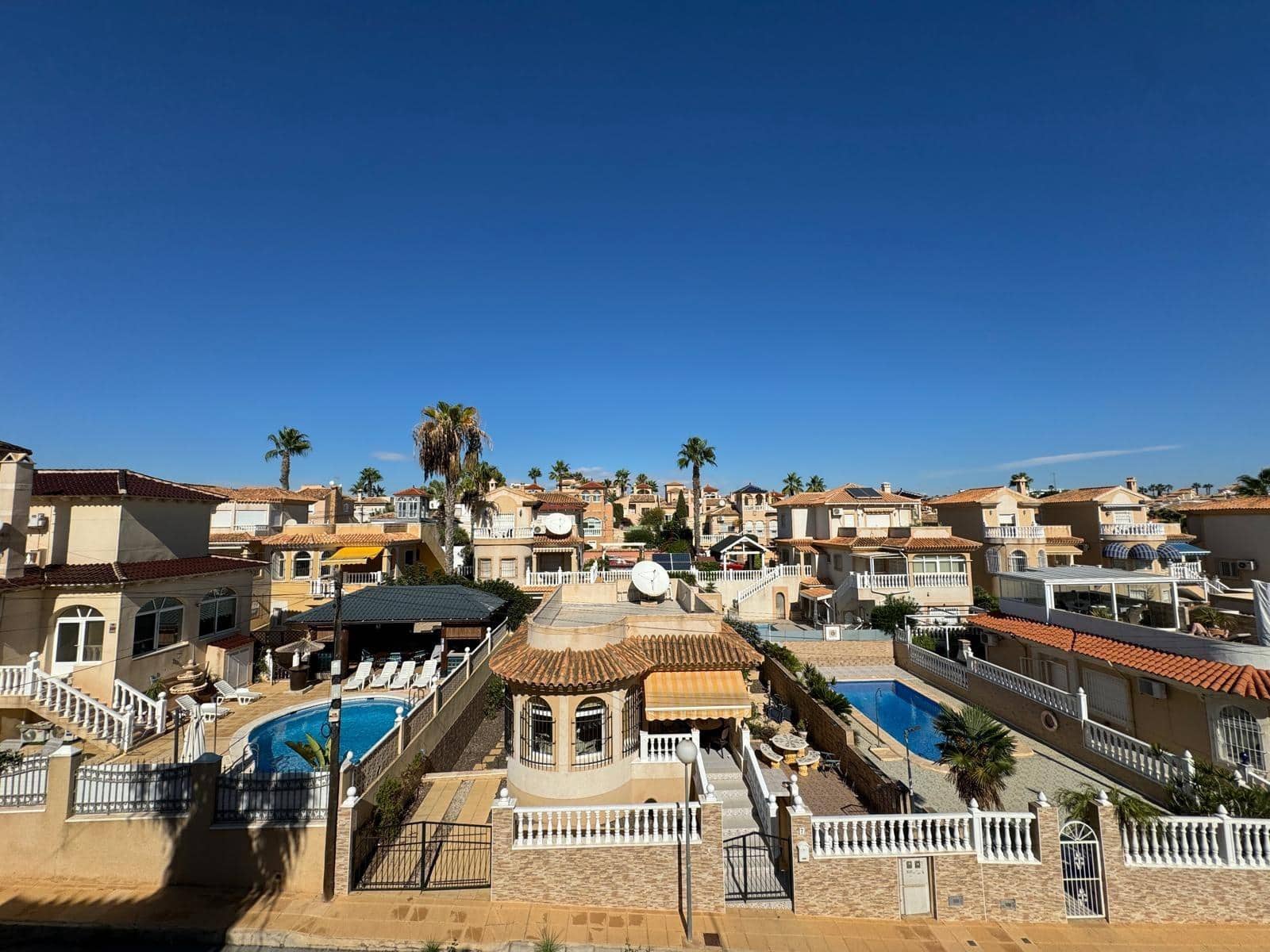 Chalet de 4 habitaciones en Orihuela Costa en venta con piscina - 279.000 € (Ref: 8584608)