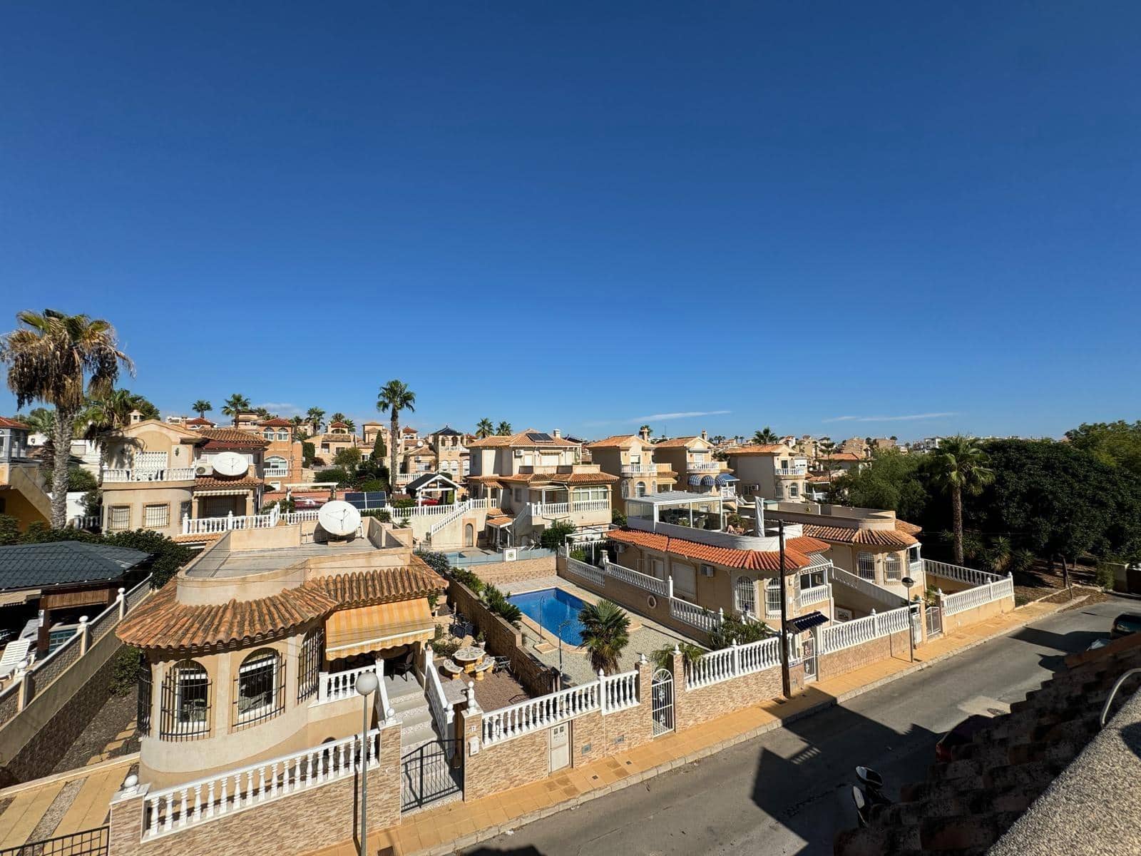 Chalet de 4 habitaciones en Orihuela Costa en venta con piscina - 279.000 € (Ref: 8584608)