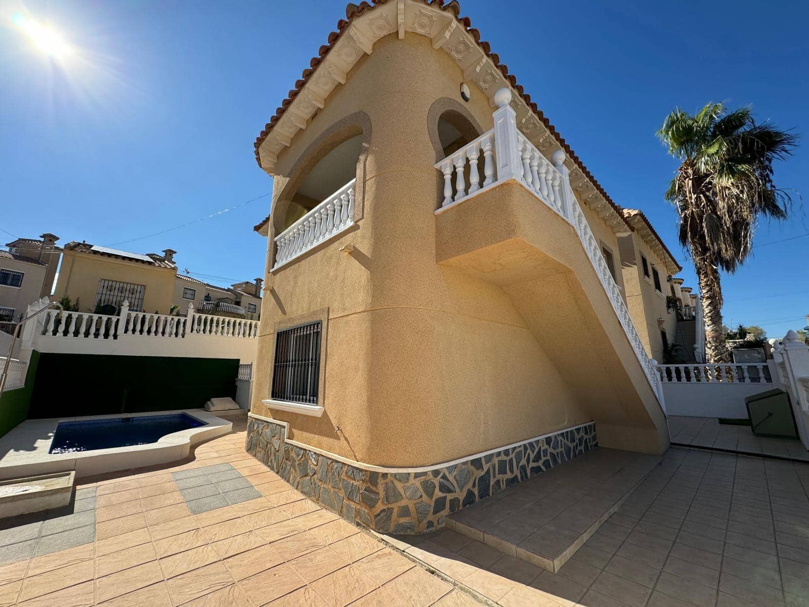 Chalet de 4 habitaciones en Orihuela Costa en venta con piscina - 279.000 € (Ref: 8584608)