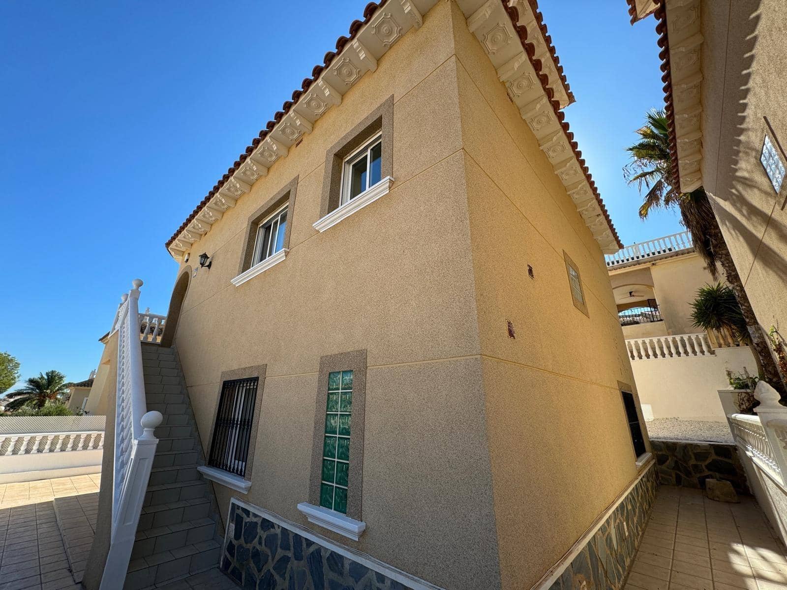 Chalet de 4 habitaciones en Orihuela Costa en venta con piscina - 279.000 € (Ref: 8584608)