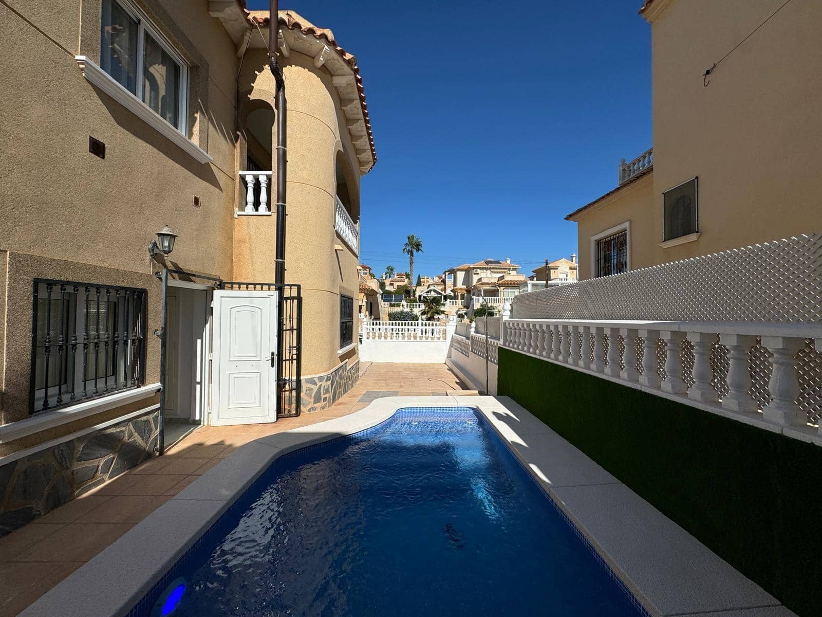 Chalet de 4 habitaciones en Orihuela Costa en venta con piscina - 279.000 € (Ref: 8584608)