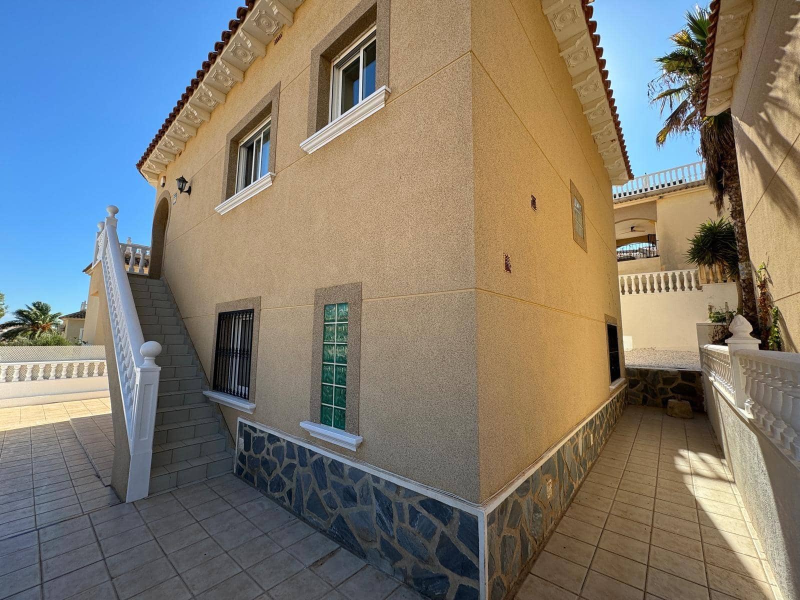 Chalet de 4 habitaciones en Orihuela Costa en venta con piscina - 279.000 € (Ref: 8584608)