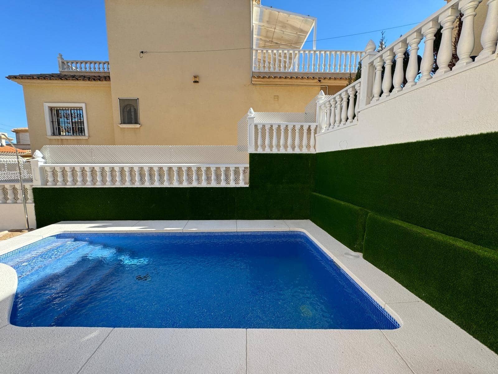 Chalet de 4 habitaciones en Orihuela Costa en venta con piscina - 279.000 € (Ref: 8584608)