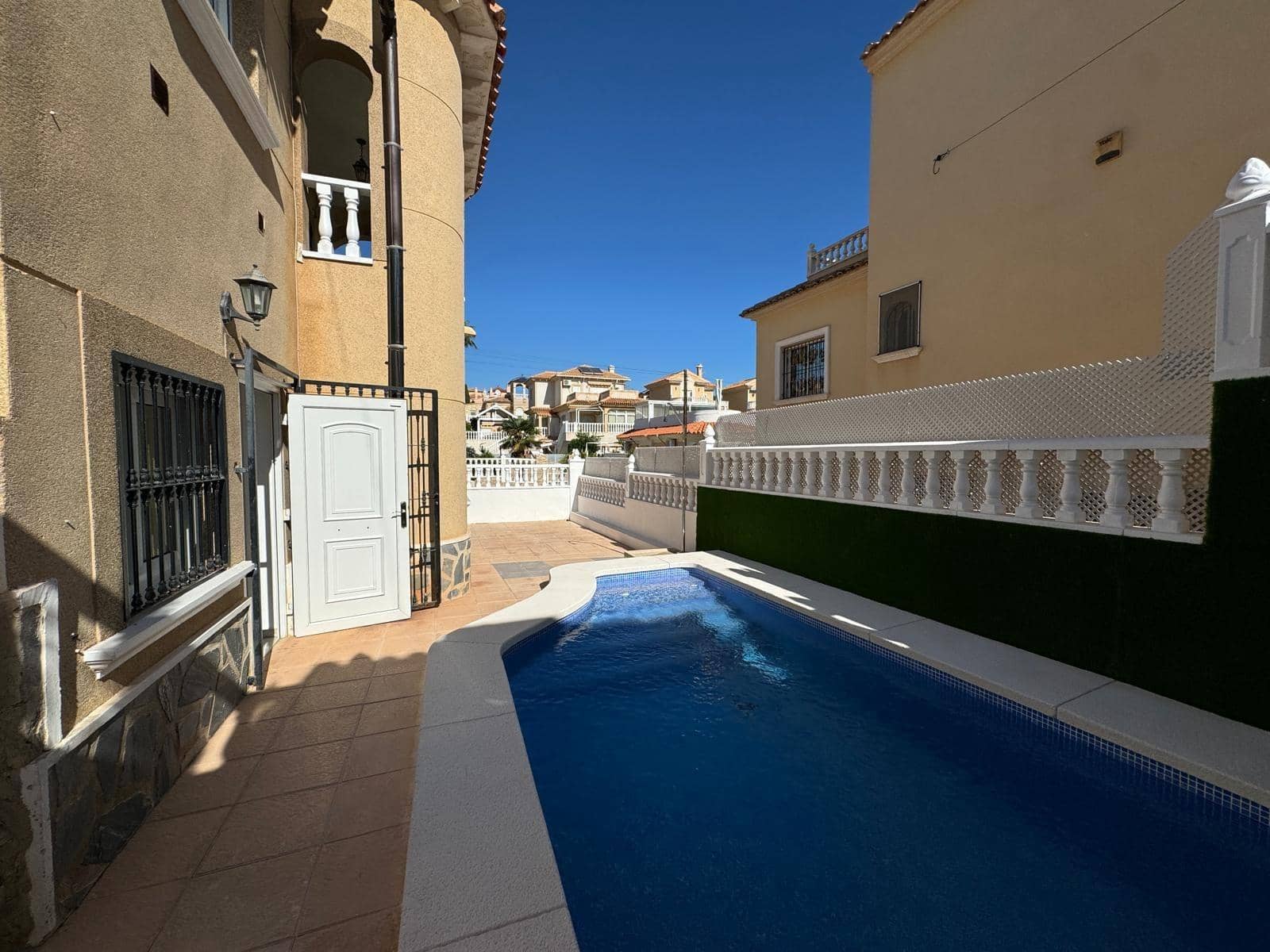 Chalet de 4 habitaciones en Orihuela Costa en venta con piscina - 279.000 € (Ref: 8584608)
