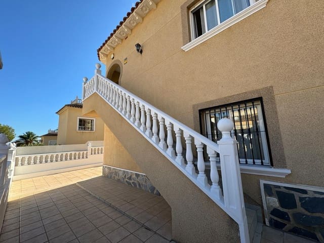 Chalet de 4 habitaciones en Lomas de Campoamor - Las Ramblas, Orihuela en venta con piscina - 279.000 € (Ref: 8584608)