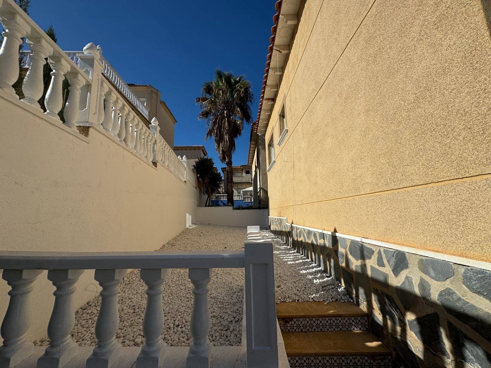 Chalet de 4 habitaciones en Orihuela Costa en venta con piscina - 279.000 € (Ref: 8584608)