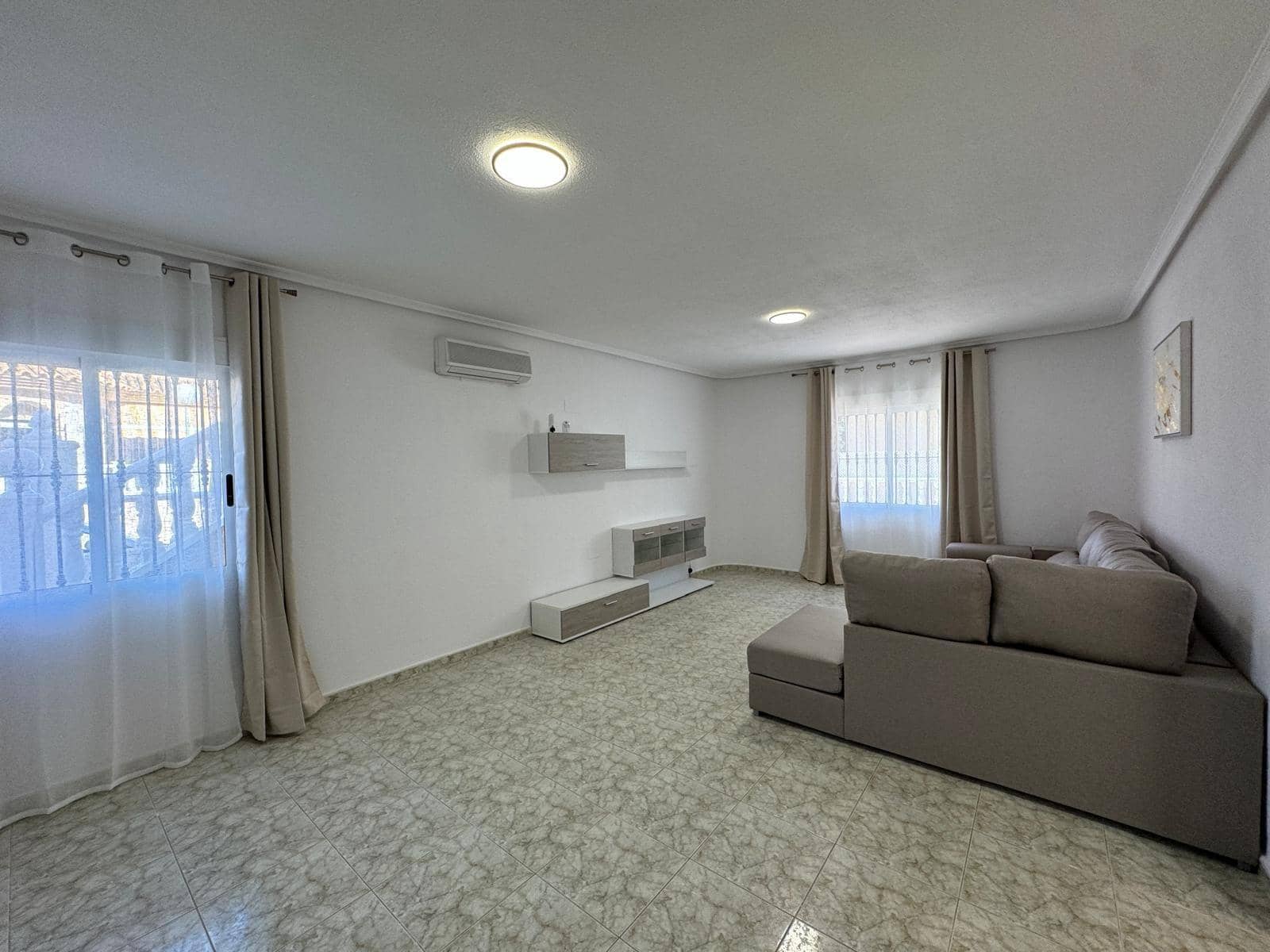 Chalet de 4 habitaciones en Orihuela Costa en venta con piscina - 279.000 € (Ref: 8584608)