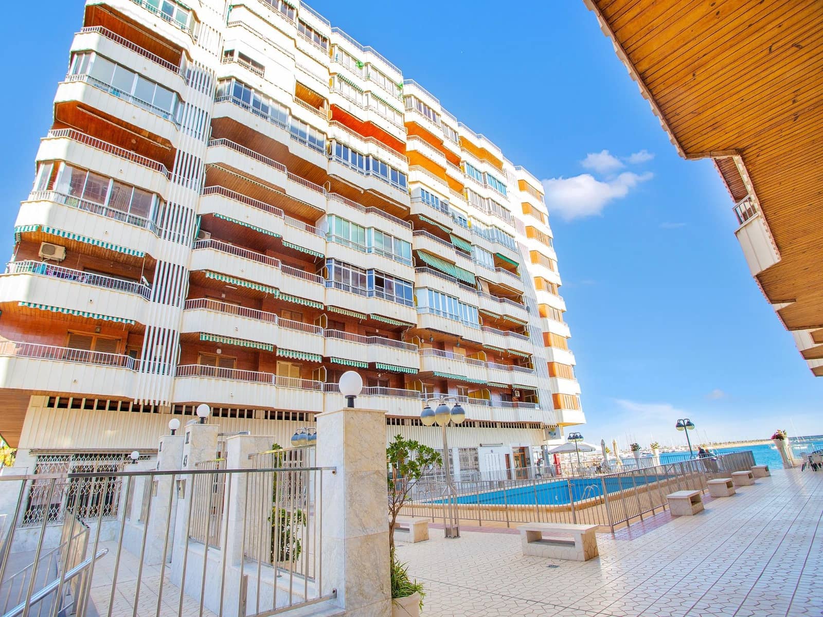Apartamento de 3 habitaciones en Torrevieja en venta con piscina - 249.000 € (Ref: 8592371)