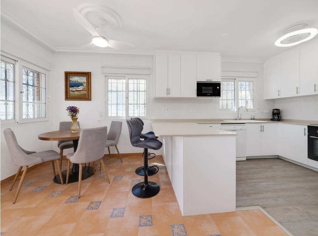 4 soveværelse Rækkehus til salg i Orihuela Costa med swimmingpool - € 369.000 (Ref: 8641119)