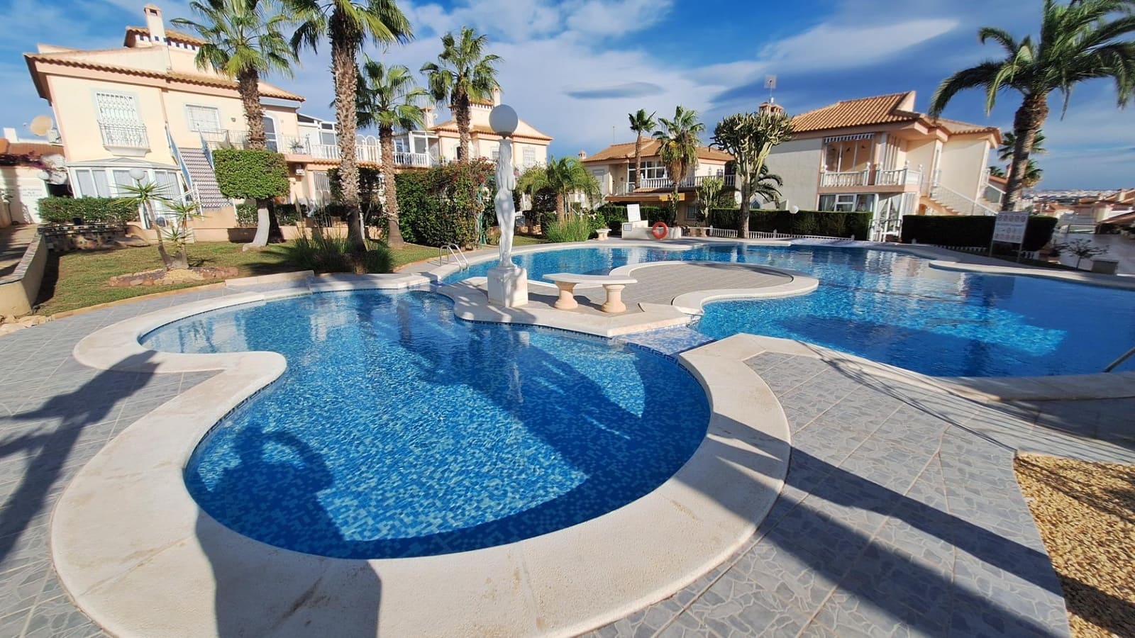 2 makuuhuone Bungalow myytävänä paikassa Torrevieja mukana uima-altaan 
autotalli - 170 000 € (Ref: 8678232)