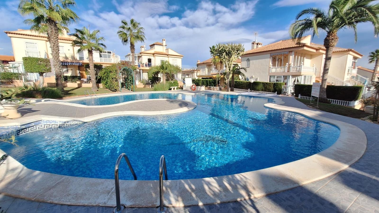 2 makuuhuone Bungalow myytävänä paikassa Torrevieja mukana uima-altaan 
autotalli - 170 000 € (Ref: 8678232)