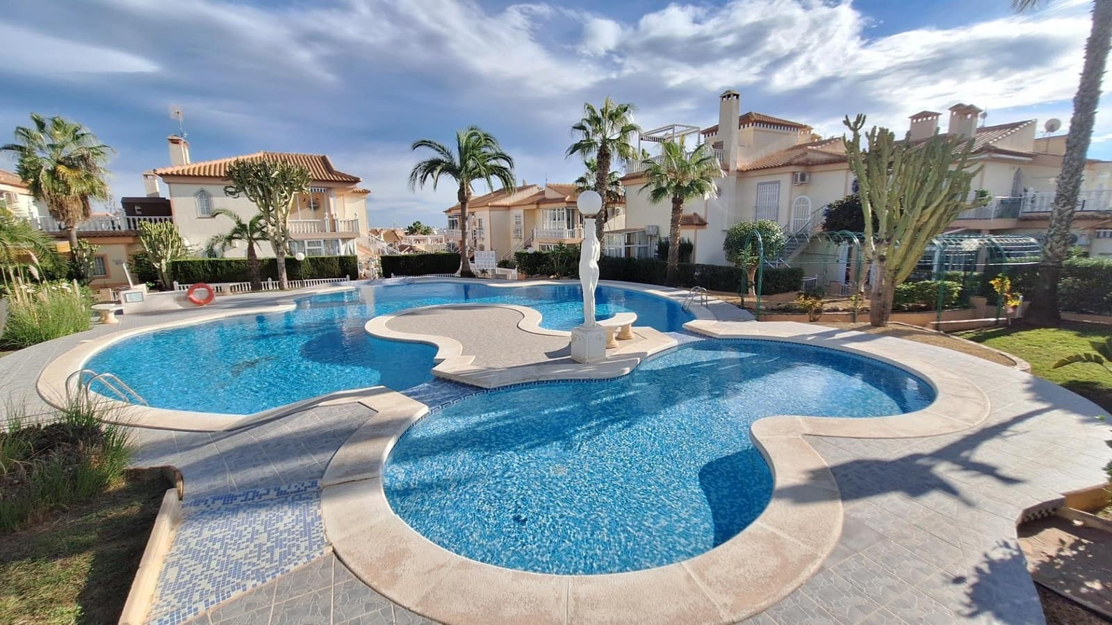 2 makuuhuone Bungalow myytävänä paikassa Torrevieja mukana uima-altaan 
autotalli - 170 000 € (Ref: 8678232)