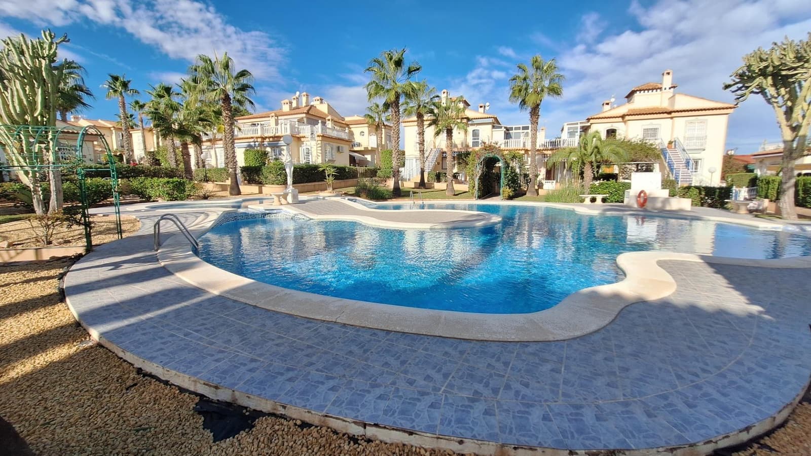 2 makuuhuone Bungalow myytävänä paikassa Torrevieja mukana uima-altaan 
autotalli - 170 000 € (Ref: 8678232)