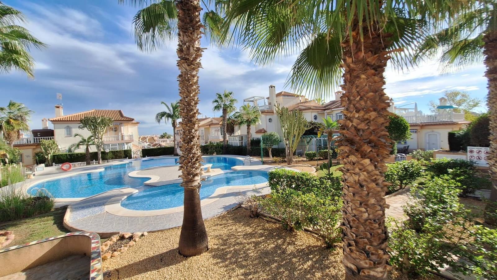 2 makuuhuone Bungalow myytävänä paikassa Torrevieja mukana uima-altaan 
autotalli - 170 000 € (Ref: 8678232)