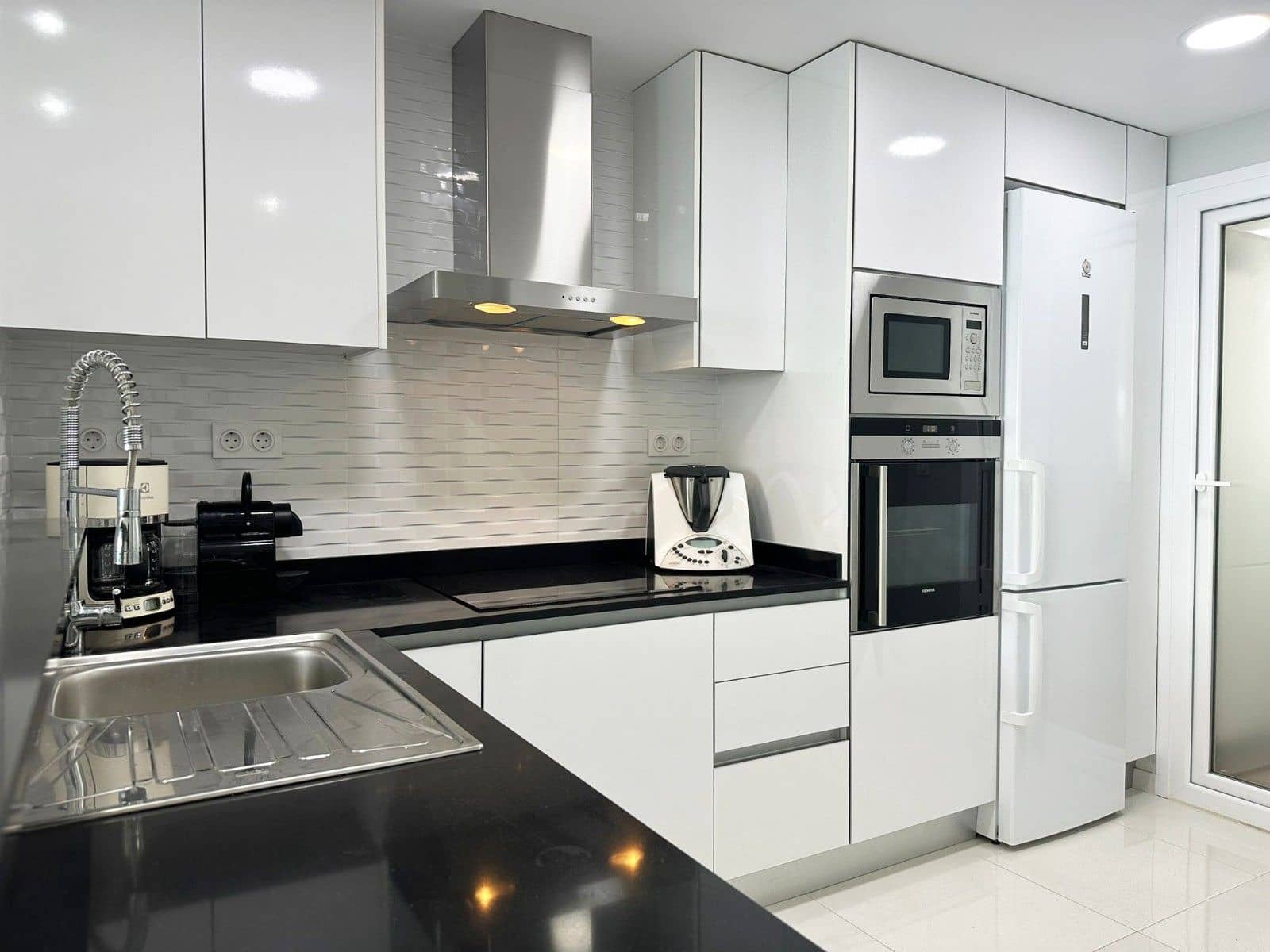 2 bedroom Apartment for sale in Punta Prima with pool garage - € 410,000 (Ref: 8679935)