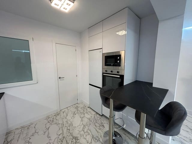 Apartamento de 2 habitaciones en Las Piscinas Naturales, Torrevieja en venta - 169.900 € (Ref: 8685033)