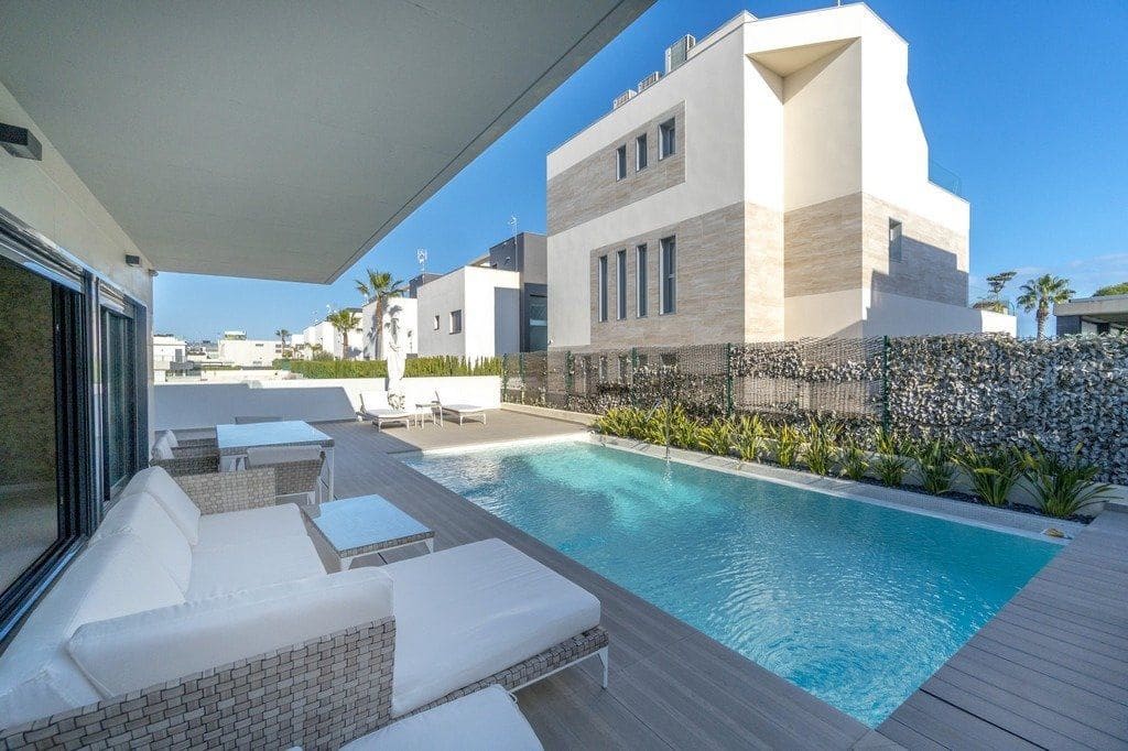 3 bedroom Villa for sale in Campoamor with pool - € 1,100,000 (Ref: 8809857)