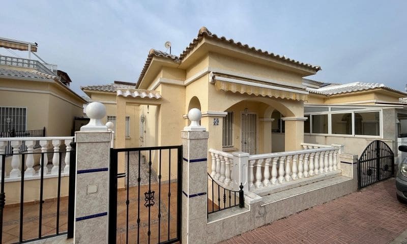 2 sypialnia Bungalow na sprzedaż w Torrevieja z basenem - 165 000 € (Ref: 8854971)