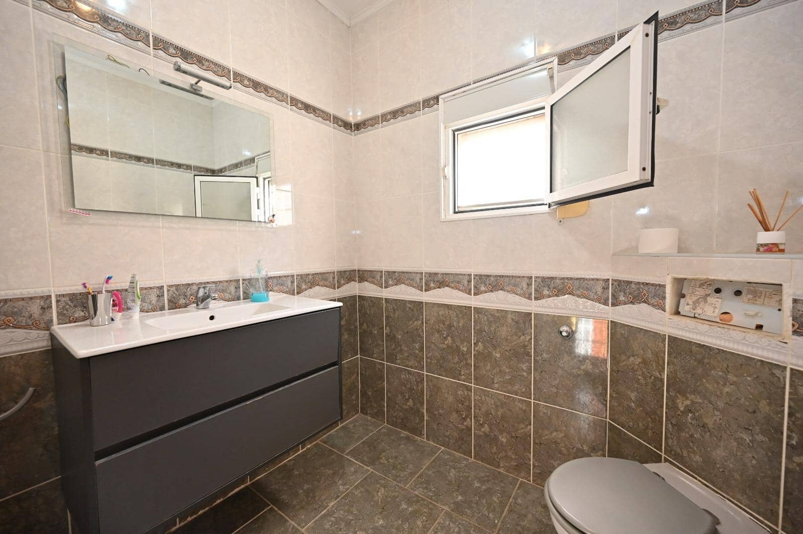 3 soverom Kjedet enebolig til salgs i Orihuela med svømmebasseng - € 279 000 (Ref: 8857406)