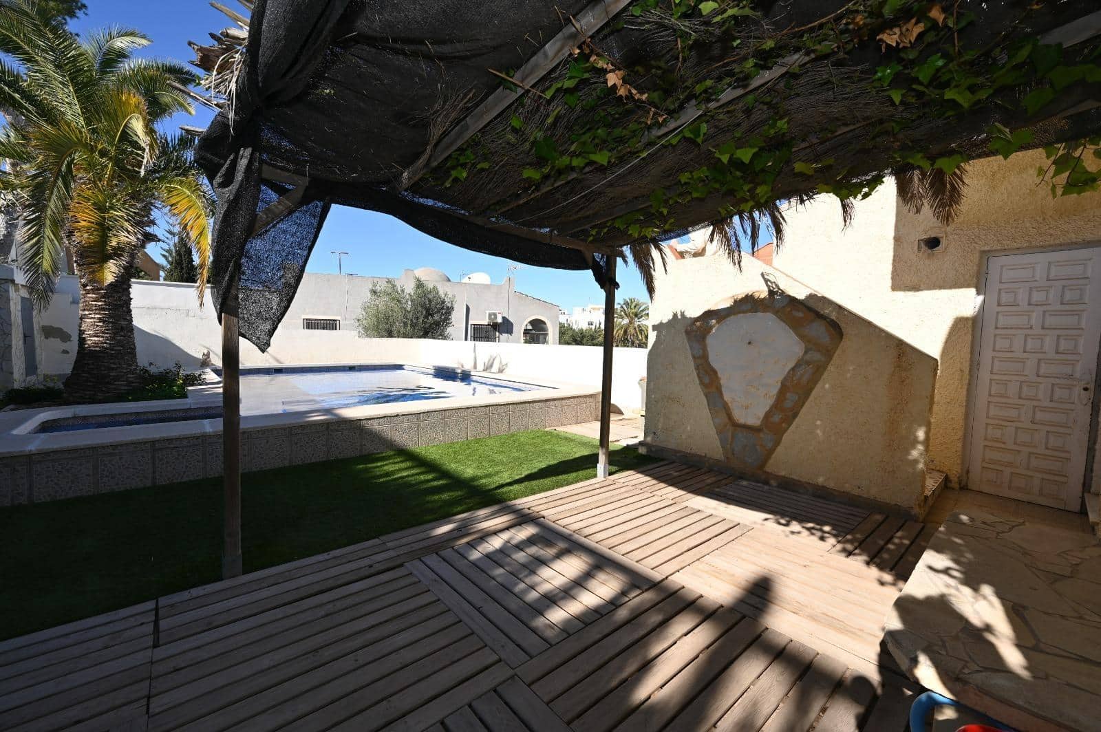 3 soverom Kjedet enebolig til salgs i Orihuela med svømmebasseng - € 279 000 (Ref: 8857406)