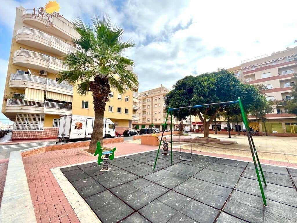 3 quarto Moradia Geminada para venda em Torrevieja com piscina - 159 900 € (Ref: 8940032)