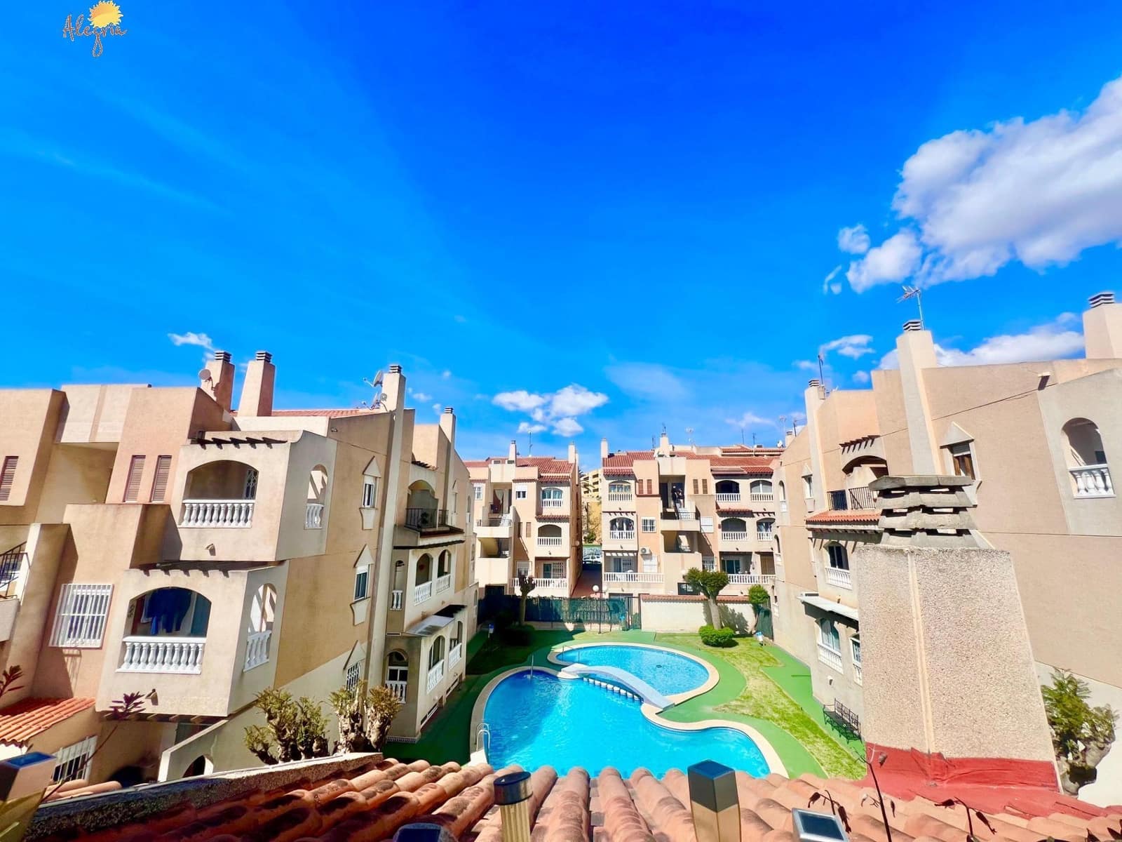 3 quarto Moradia Geminada para venda em Torrevieja com piscina - 159 900 € (Ref: 8940032)