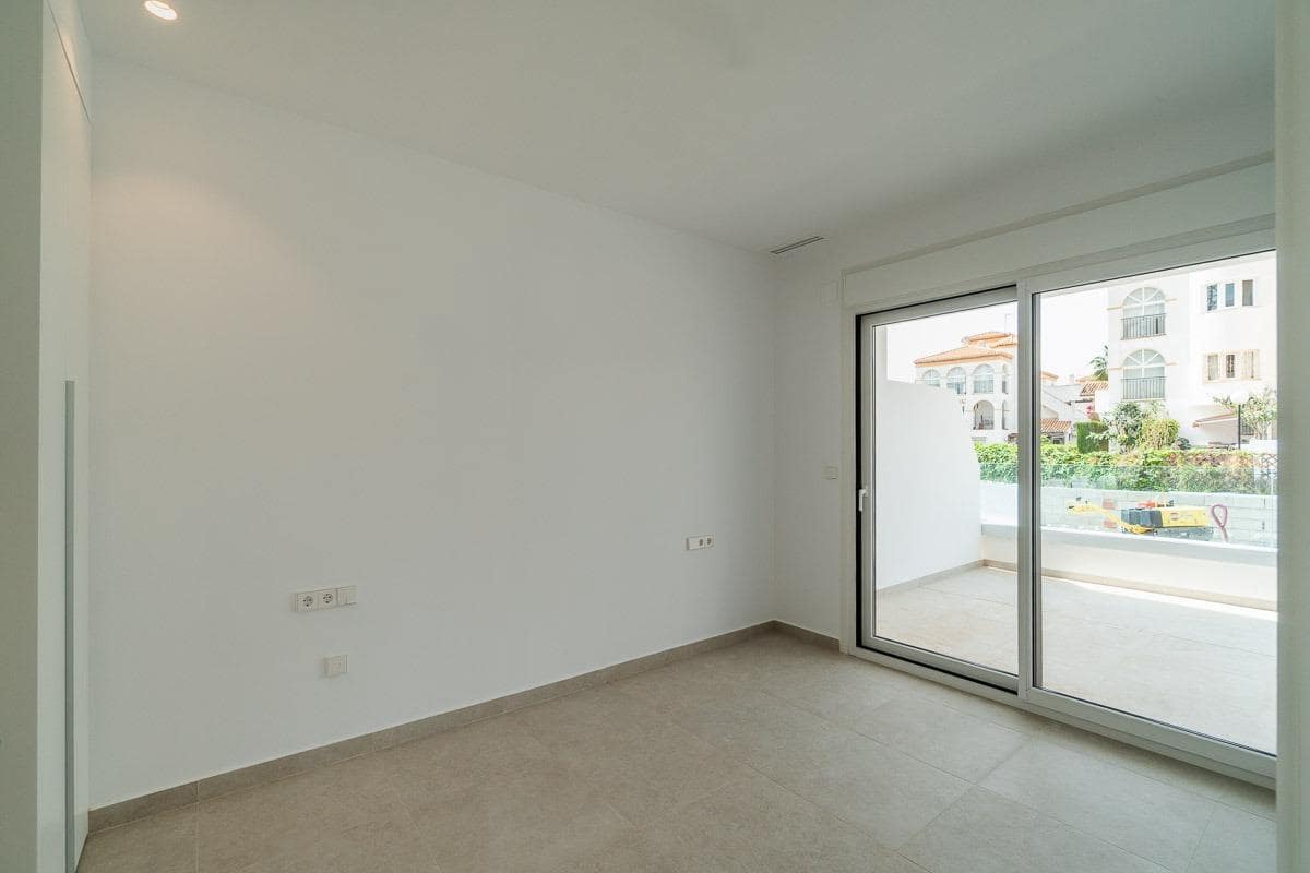 3 sypialnia Apartament na sprzedaż w Playa Flamenca z basenem garażem - 480 000 € (Ref: 8976335)