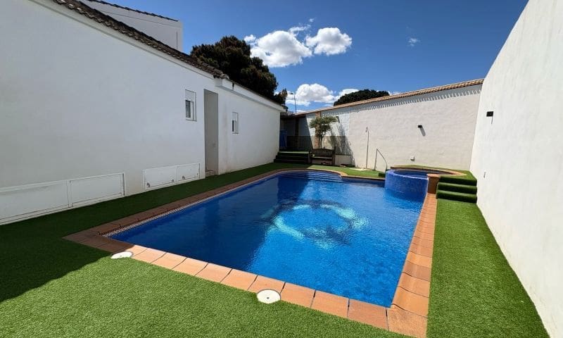 6 makuuhuone Huvila myytävänä paikassa Torrevieja mukana uima-altaan - 425 000 € (Ref: 8980269)