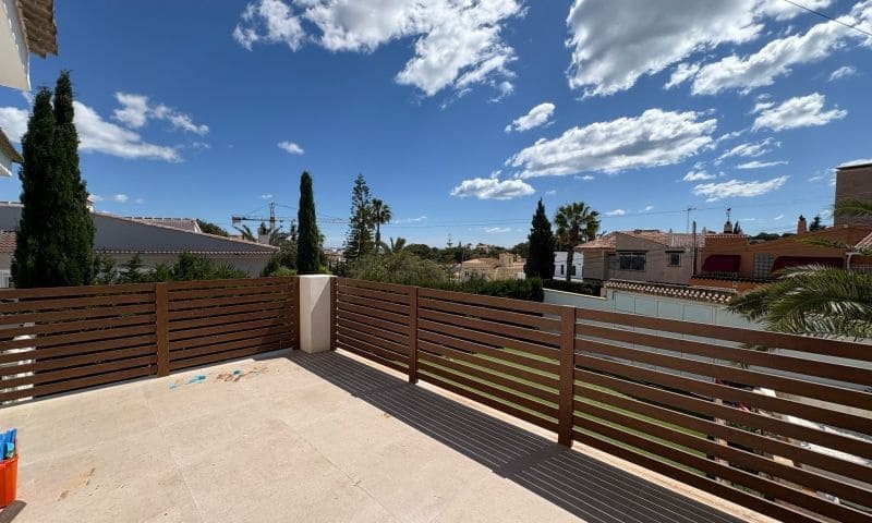 6 makuuhuone Huvila myytävänä paikassa Torrevieja mukana uima-altaan - 425 000 € (Ref: 8980269)