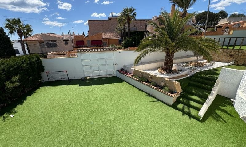 6 makuuhuone Huvila myytävänä paikassa Torrevieja mukana uima-altaan - 425 000 € (Ref: 8980269)