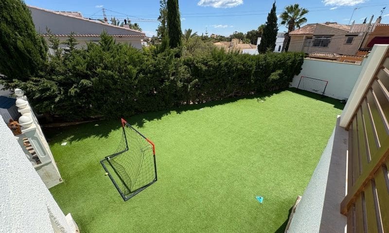 6 makuuhuone Huvila myytävänä paikassa Torrevieja mukana uima-altaan - 425 000 € (Ref: 8980269)