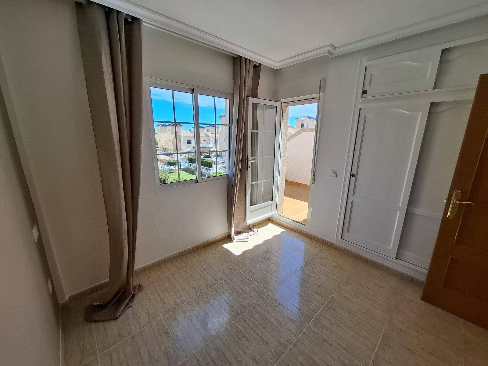 3 soveværelse Semi-Rækkehus til salg i Orihuela Costa med swimmingpool - € 298.000 (Ref: 8986205)