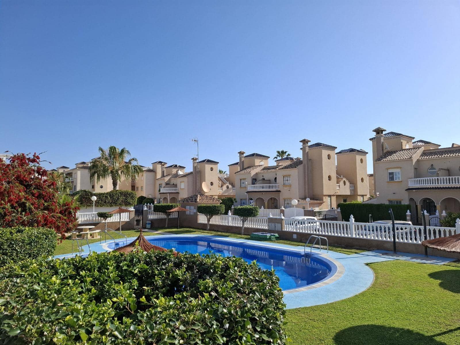 3 soveværelse Semi-Rækkehus til salg i Orihuela Costa med swimmingpool - € 298.000 (Ref: 8986205)