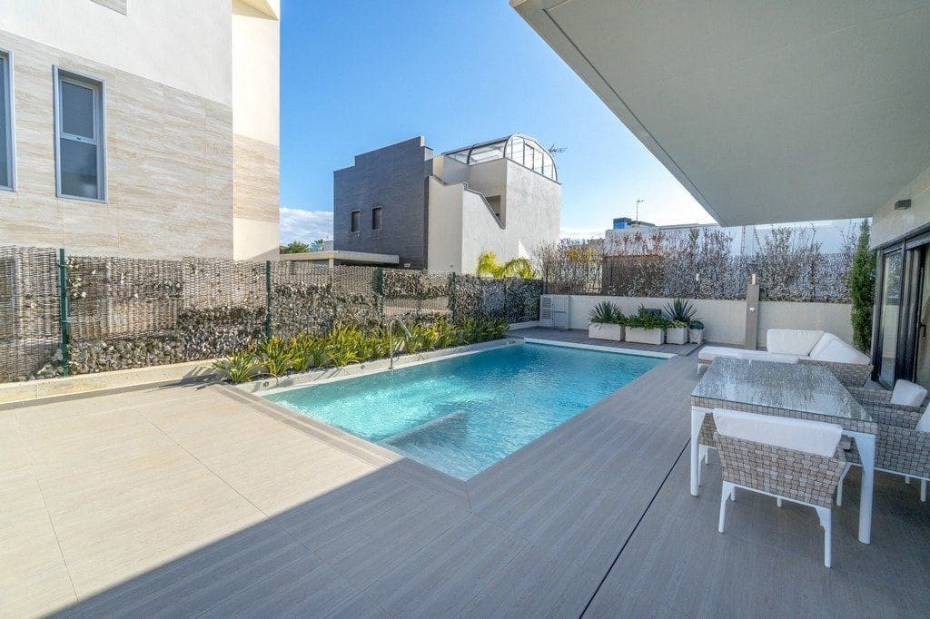 3 soveværelse Villa til salg i Orihuela Costa med swimmingpool - € 990.000 (Ref: 9012279)