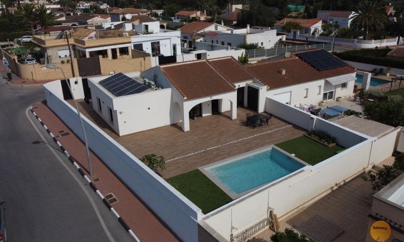 3 soveværelse Villa til salg i Cabo Roig med swimmingpool - € 529.995 (Ref: 9020734)