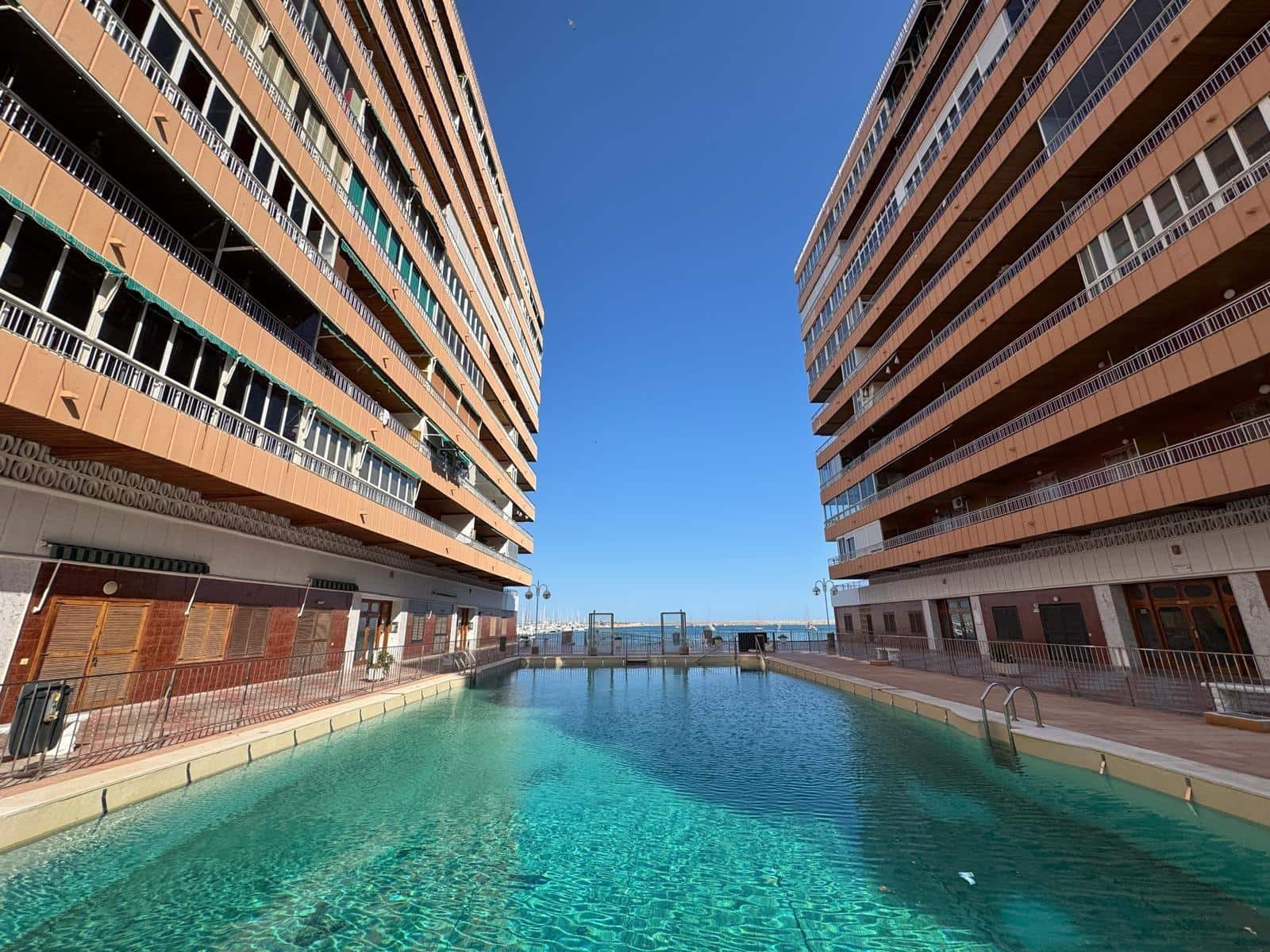 Apartamento de 3 habitaciones en Torrevieja en venta con piscina - 320.000 € (Ref: 9023780)