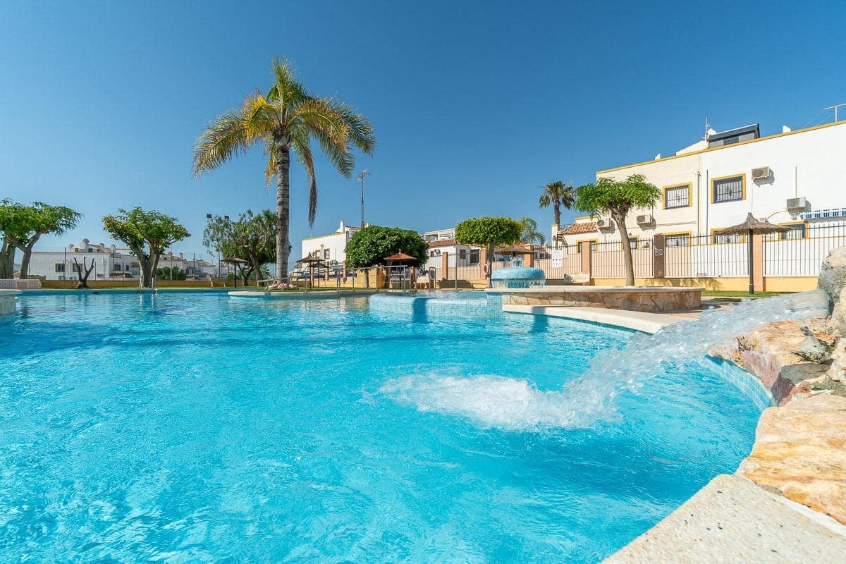 2 soveværelse Bungalow til salg i La Florida med swimmingpool - € 149.900 (Ref: 9037952)