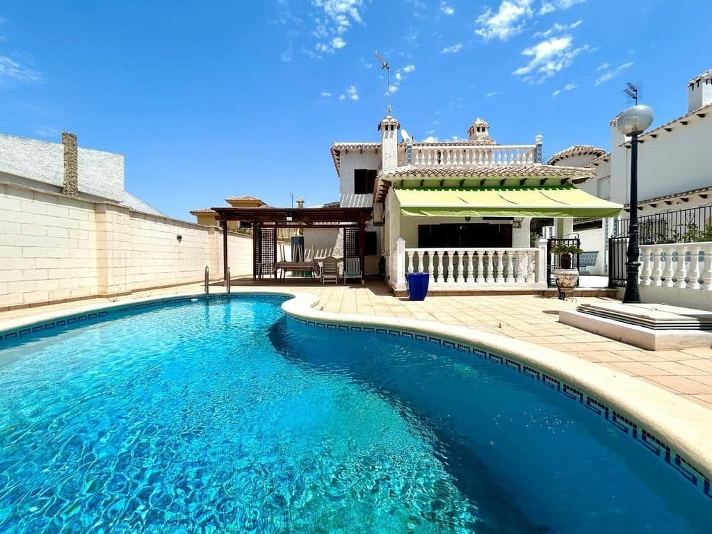 4 bedroom Villa for sale in La Zenia with pool - € 585,000 (Ref: 9076313)