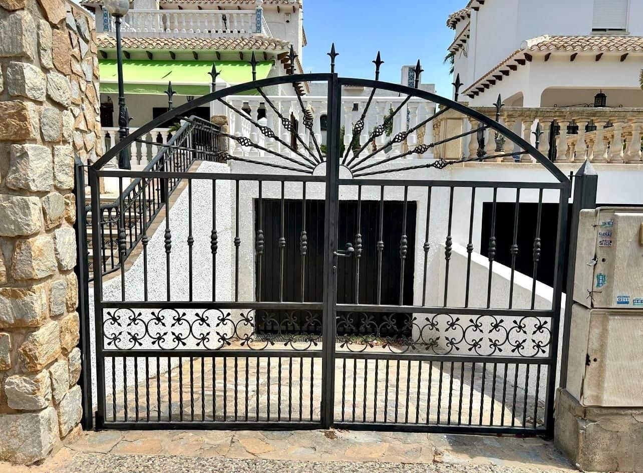 4 bedroom Villa for sale in La Zenia with pool - € 585,000 (Ref: 9076313)