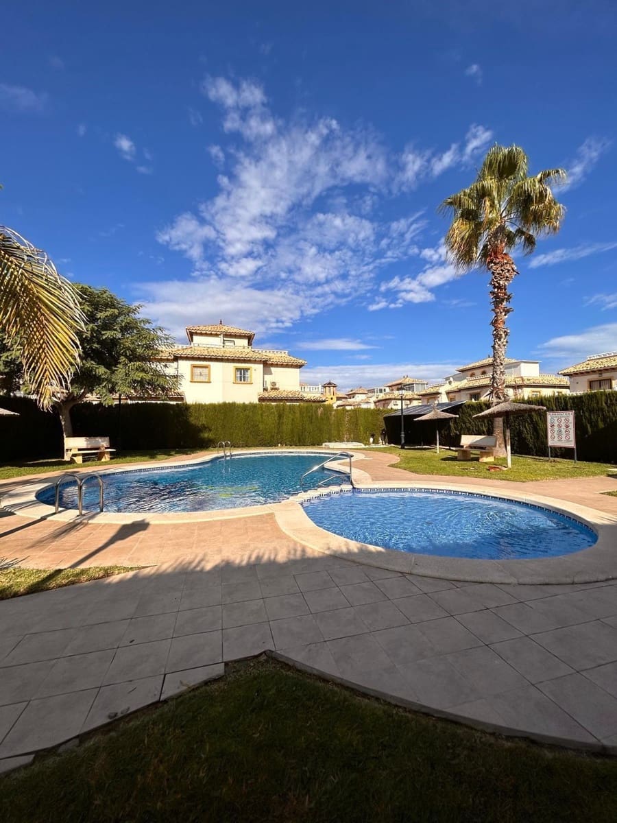 Chalet de 2 habitaciones en Orihuela Costa en venta con piscina - 285.000 € (Ref: 9076314)