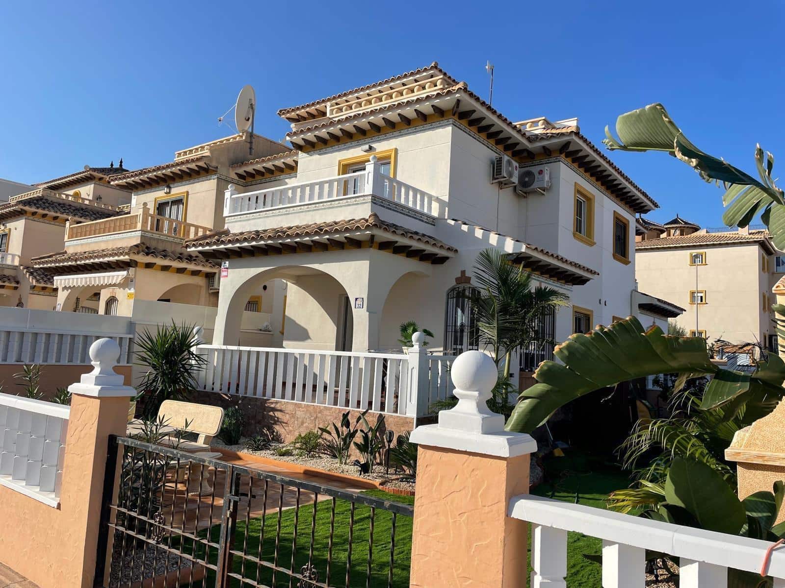 Chalet de 2 habitaciones en Orihuela Costa en venta con piscina - 285.000 € (Ref: 9076314)