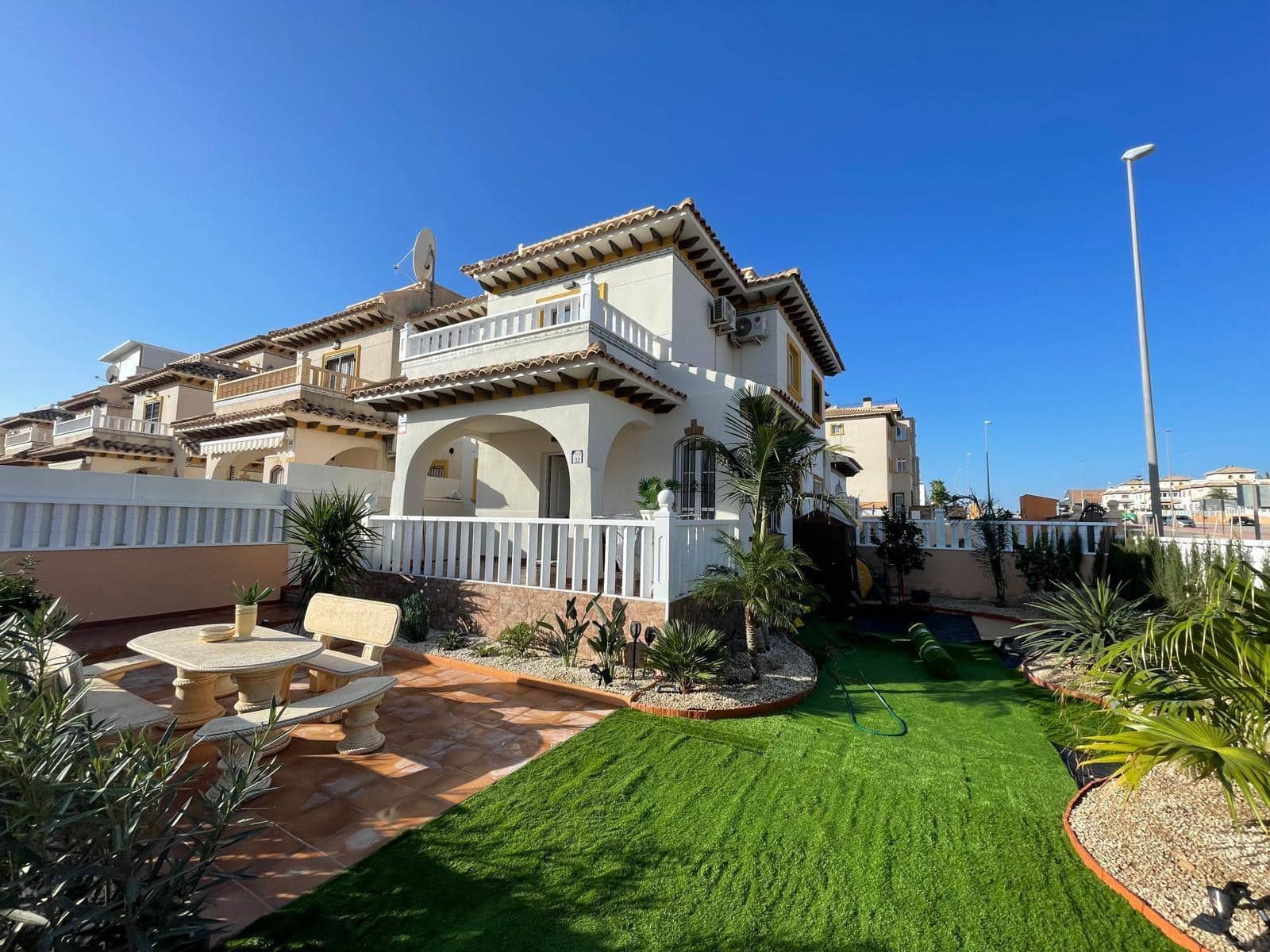 Chalet de 2 habitaciones en Orihuela Costa en venta con piscina - 285.000 € (Ref: 9076314)