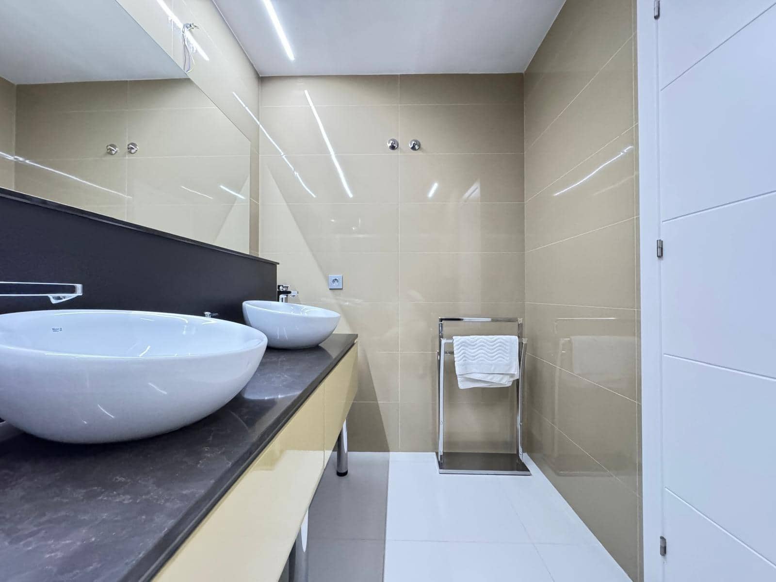 3 slaapkamer Appartement te koop in Torrevieja met zwembad - € 399.000 (Ref: 9104818)