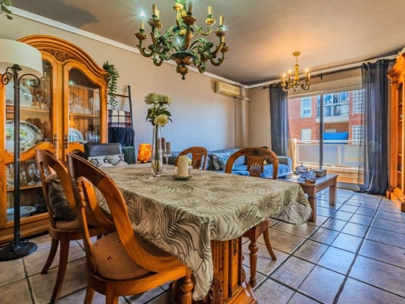 Piso de 3 habitaciones en Torrevieja en venta - 215.000 € (Ref: 9117047)