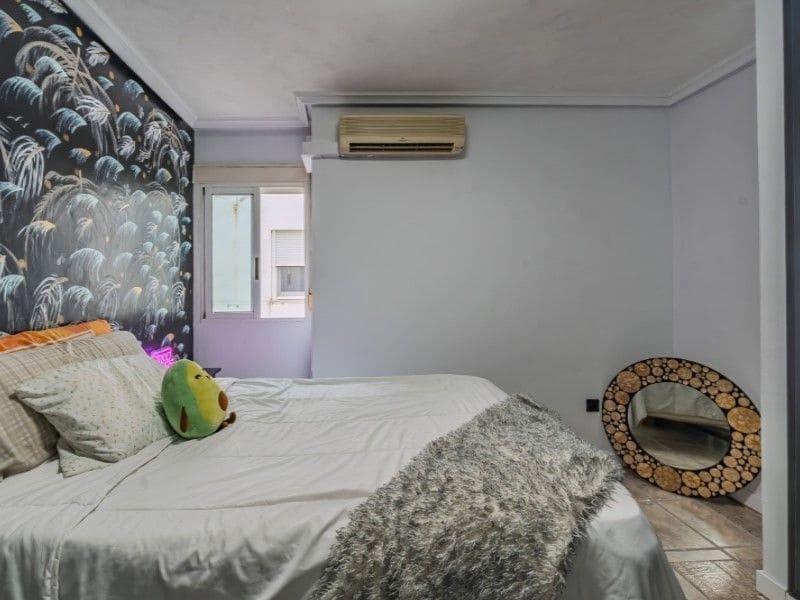 Piso de 3 habitaciones en Torrevieja en venta - 215.000 € (Ref: 9117047)