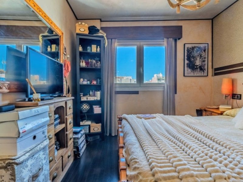 Piso de 3 habitaciones en Torrevieja en venta - 215.000 € (Ref: 9117047)